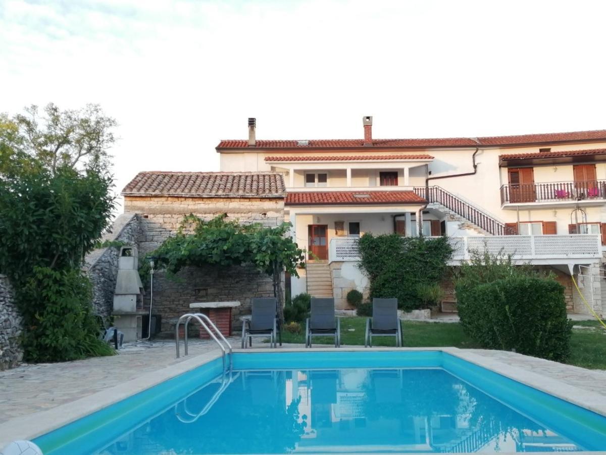 App Isabel Apartment Zminj Bagian luar foto