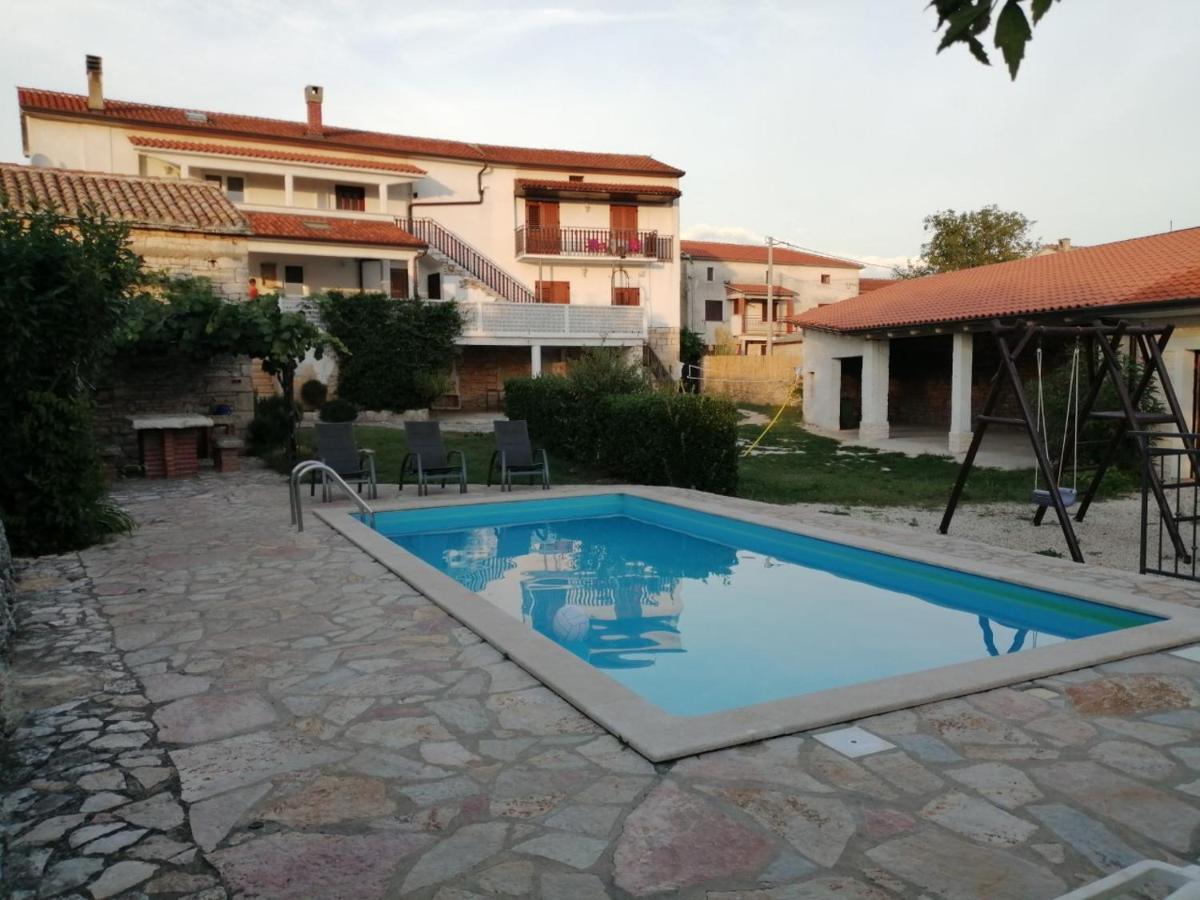App Isabel Apartment Zminj Bagian luar foto