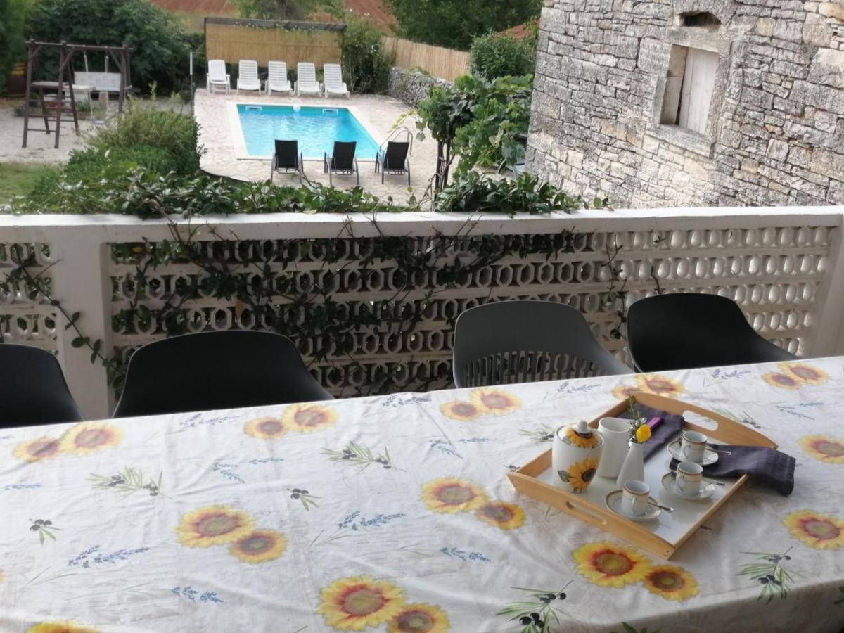 App Isabel Apartment Zminj Bagian luar foto