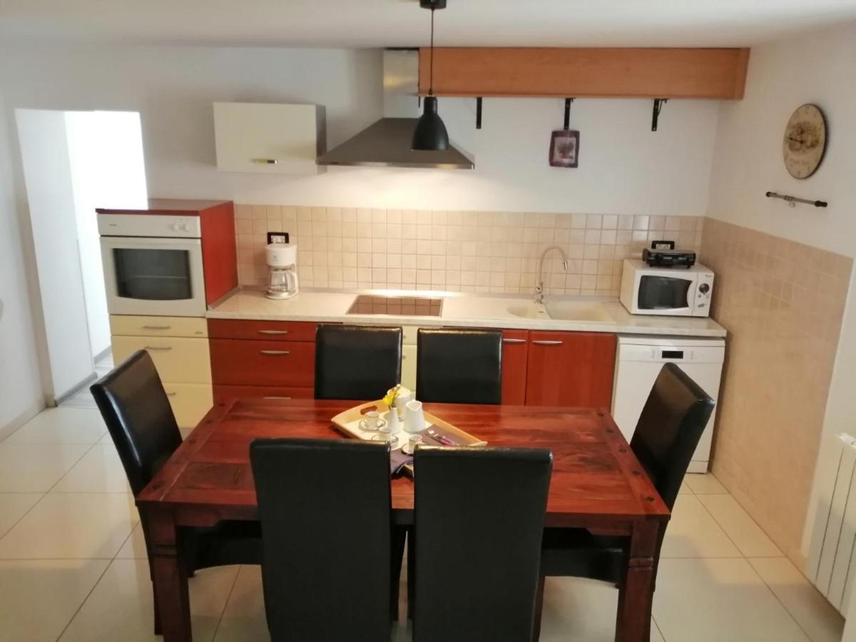 App Isabel Apartment Zminj Bagian luar foto