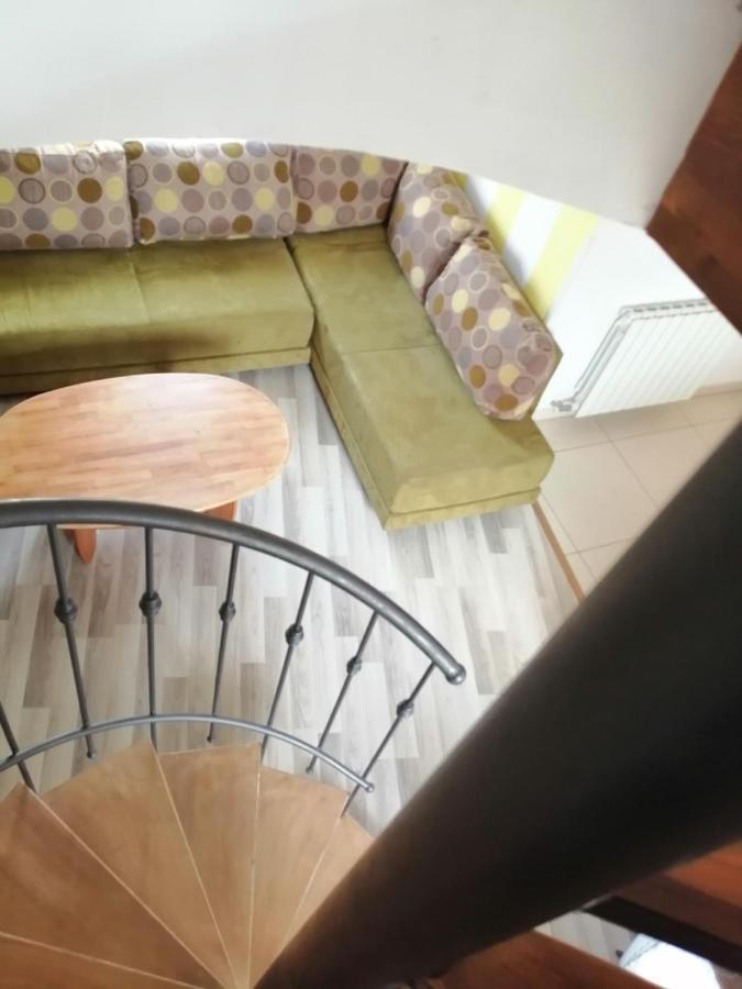 App Isabel Apartment Zminj Bagian luar foto