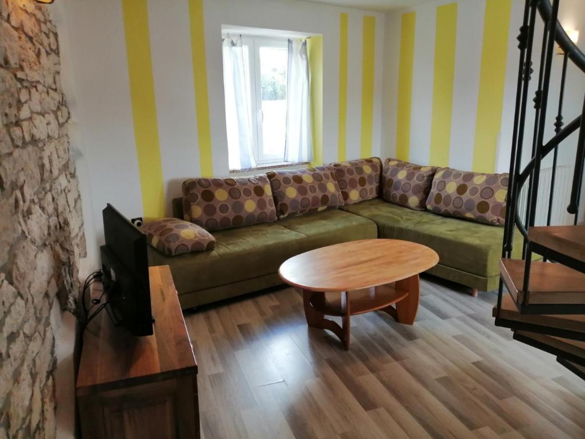 App Isabel Apartment Zminj Bagian luar foto