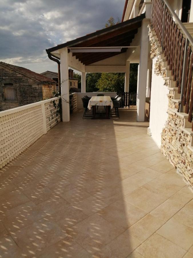 App Isabel Apartment Zminj Bagian luar foto